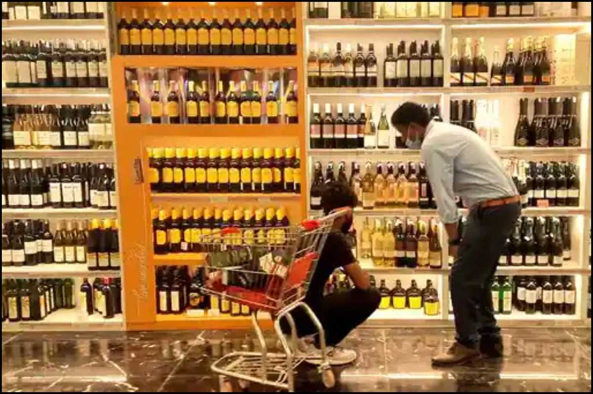 दिल्ली : मेट्रो स्टेशन परिसर में खुली शराब की दुकानें